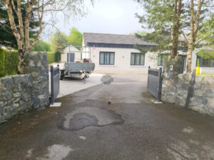 Tar and Chip Driveway with Golden Granite Setts in Monasterevin, Co. Kildare